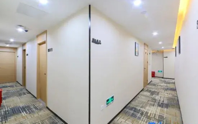 Yuanshushi Business Hotel (Shanghai Xingzhi Road Subway Station)