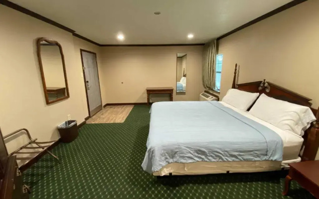 OYO Pinewood Inn & Suites Silsbee