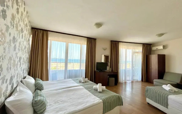 802, spacy apm with sea view.