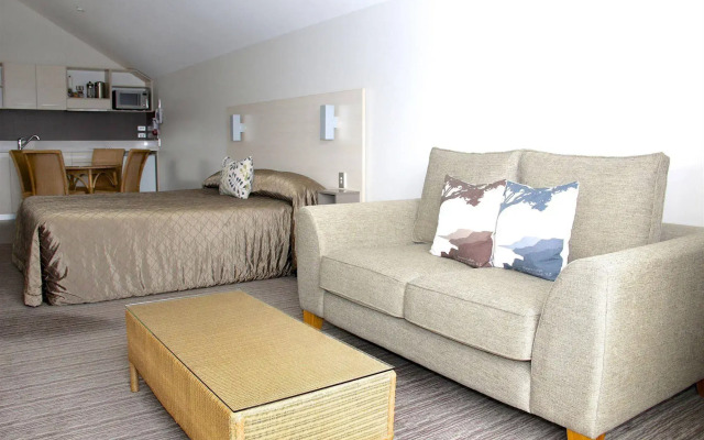Hananui Lodge and Apartments