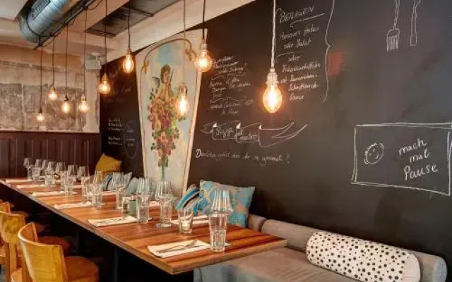 August Restaurant Hotel