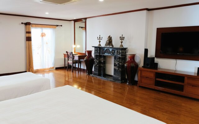 May De Ville Lakeside Hotel