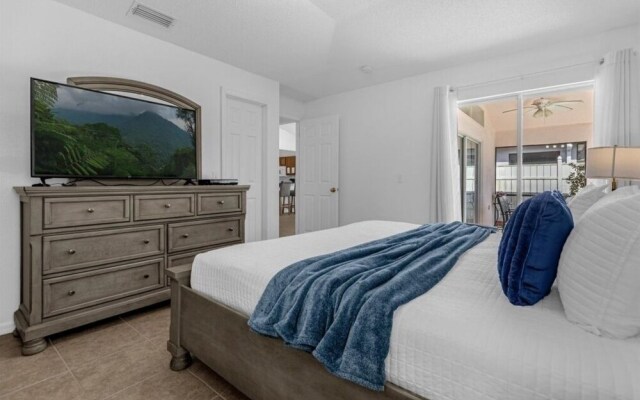 3 Bedrooms S / Lake Berkley Home by RedAwning