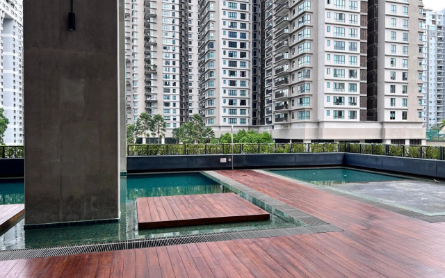 New Arcoris Mont Kiara Huge Balcony for 8 pax 2 BR -Garden- – Pool – Kuala Lumpur