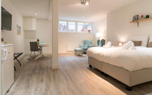 Clean and modern nassau canal apartment
