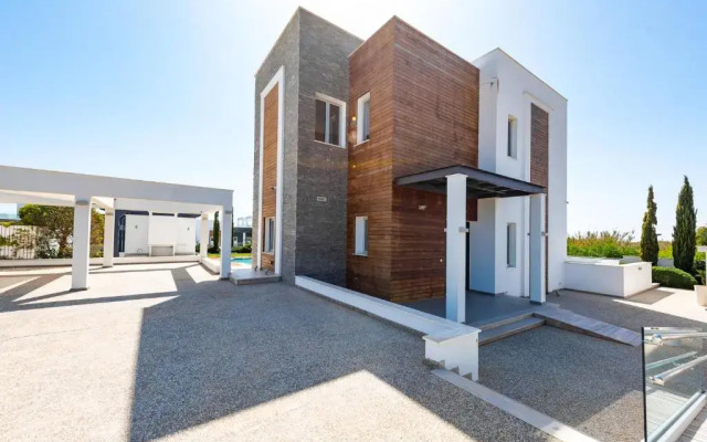 Villa Dione by Ezoria