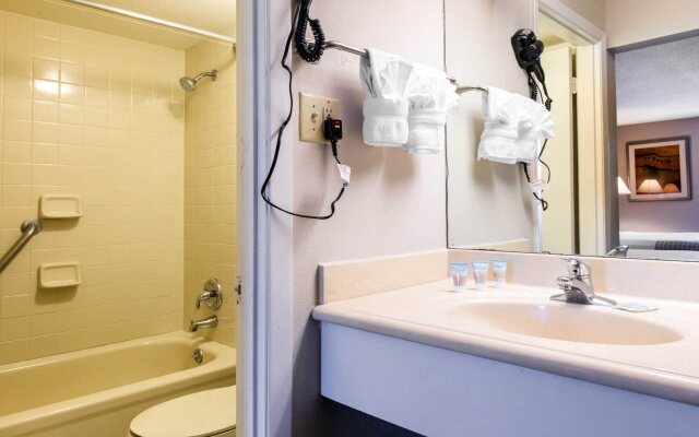 Quality Inn & Suites Dixon near I-88
