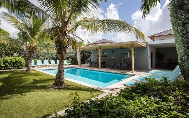 Casa Maria Curacao. Luxury 6 Bedroom Villa Next to Supermarket & Jan Thiel Beach
