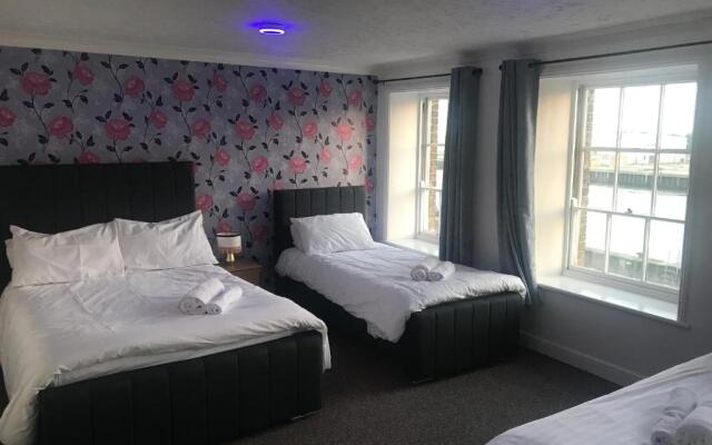 Entire Flat with River View 1E