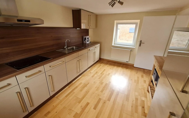 Eifelhof mit Obstbaumwiese