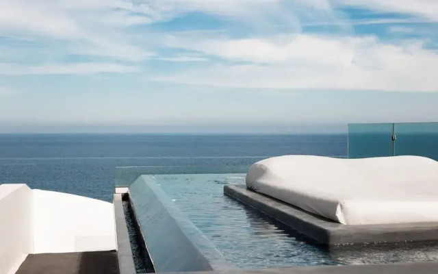 Almyra Oia Suites