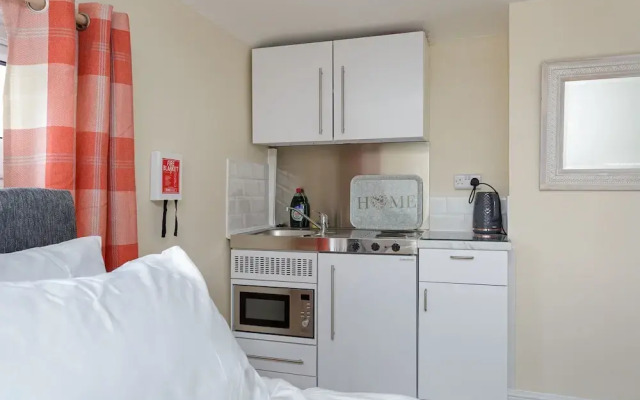 St Mary's Modern Central Huge Studio Apartments