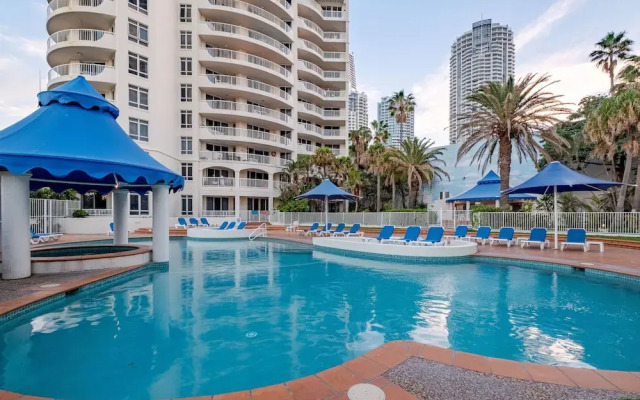 Resort-Style Apartment Opposite Beach