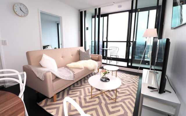 Stunning Apt with Infinity Pool & Gym