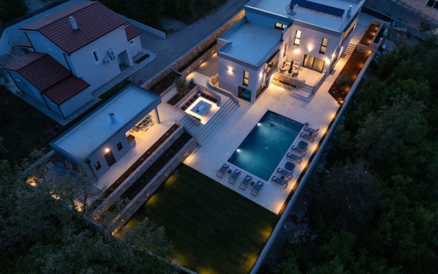 Villa Astrum With Heated Pool Jacuzzi and Sauna