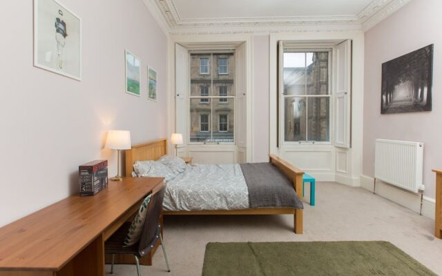 Spacious, Bright 5-br Flat for 10 in Edinburgh