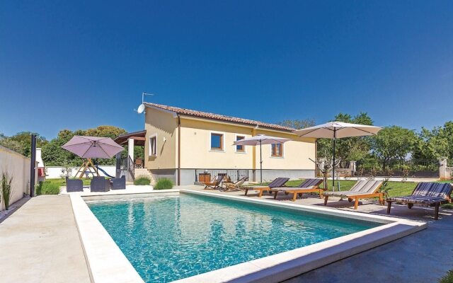 Amazing Home in Liznjan With Wifi and 3 Bedrooms
