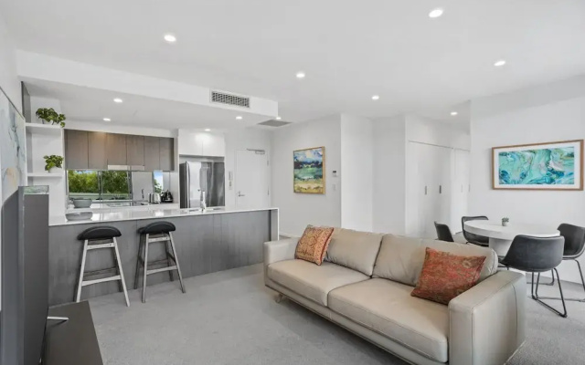 Sleek 2-bed With Balcony and Communal BBQ Area