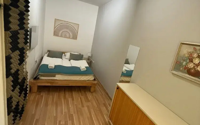 1BR Plus LR Apt Top Vienna Location