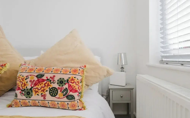 Corner House - Bright 2BD in Cheltenham