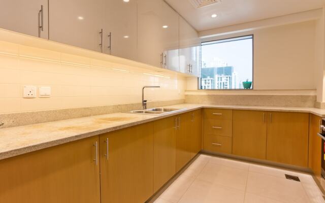 Luxury StayCation - Huge 2 Bedroom Lav