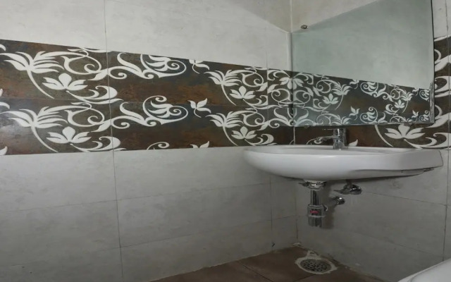 OYO 44021 Hotel Aura