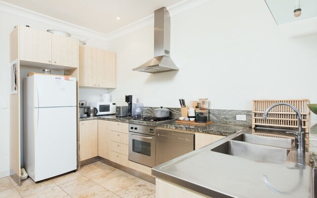 Stylish 2 Bdr Overlooking Parsley Bay H379