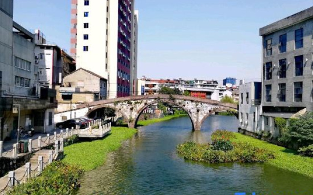 Ofis Meiji Hotel (Huzhou Xiaoxi Street Yishang Street)