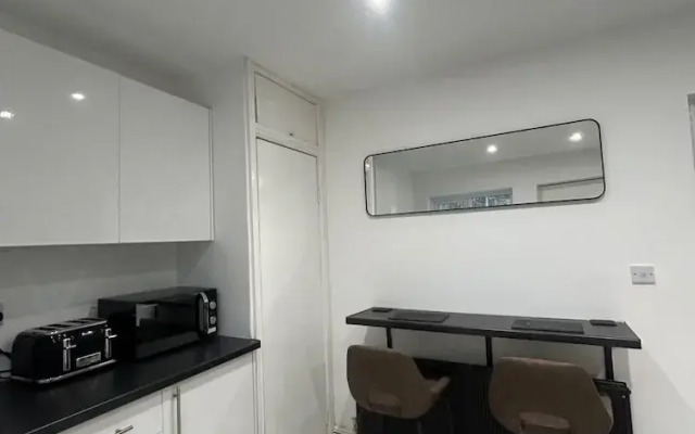 Modern Cosy Spacious 4 Bedroom House