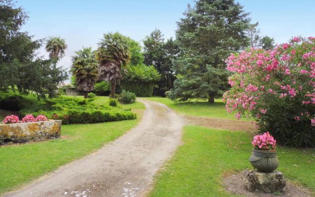 Semi-detached House on a Vineyard, Talais