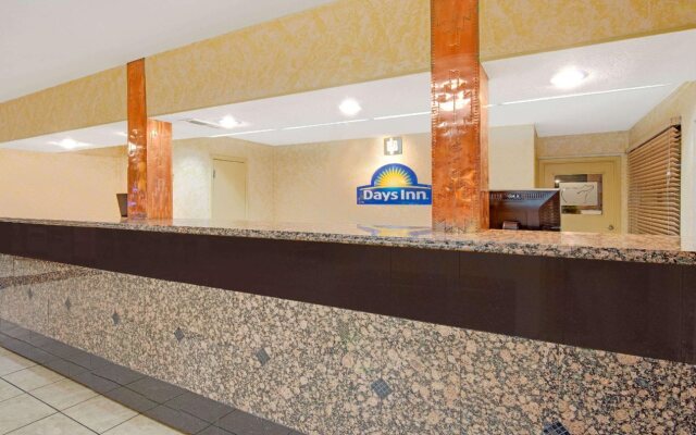 Tree Inn & Suites Albuquerque.