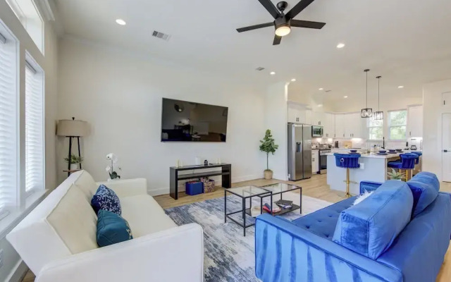 Modern Cozy Home with King Bed