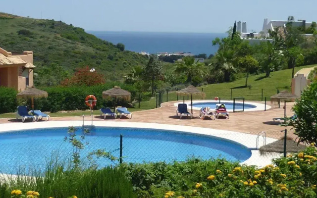 CASARES appart 2 ch dans parc tropical avec vue sur mer, montagne et piscine