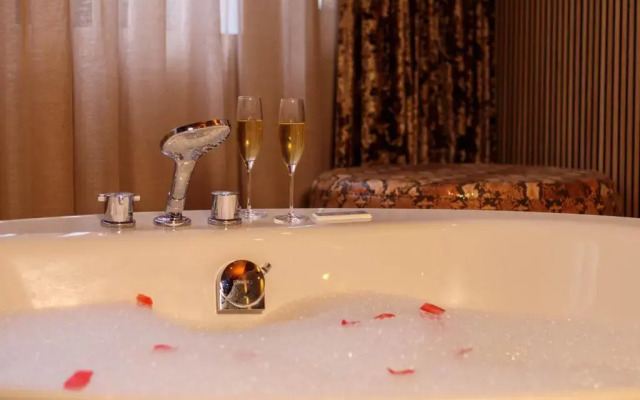 Manzo's Suites