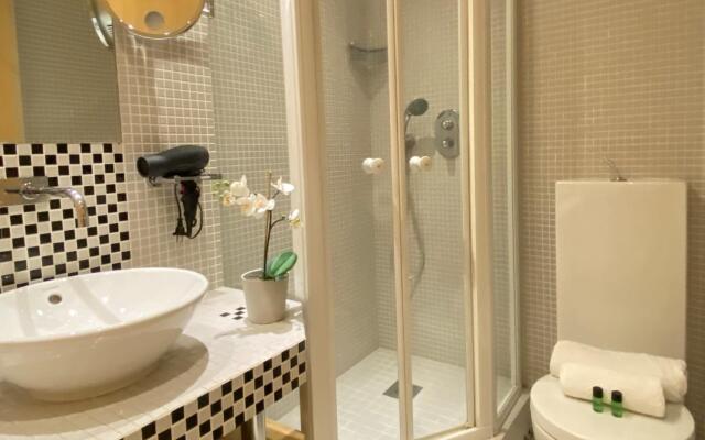 1610B - Stunning studio with Champs Elysées Views!
