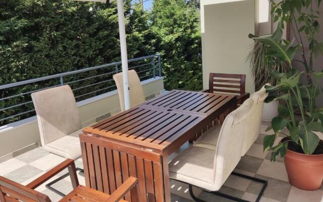 The Bright House a two-storey maisonette in Loutraki