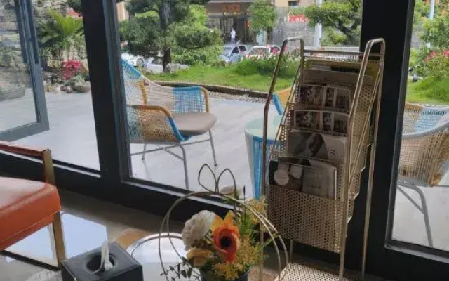 H Hotels (Xingyi Jichang Avenue)