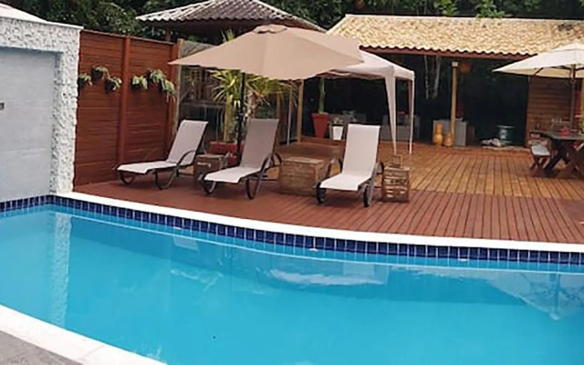 Casa com piscina e churrasqueira em Massaguaçu SP