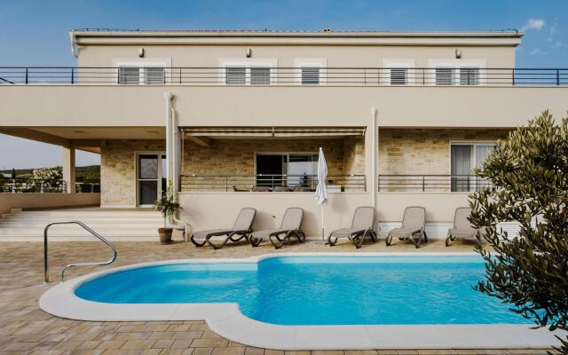 Lovely Villa in Debeljak with Heated Private Pool