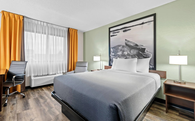 Super 8 by Wyndham Alexandria MN