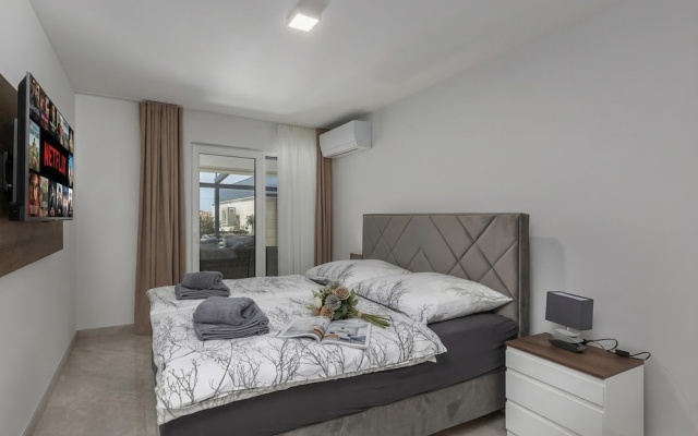 Spacious Pool Apartment Crikvenica