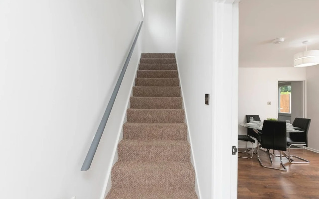 Skyvillion - Lush 2 Bed Hydean Way House & Garden