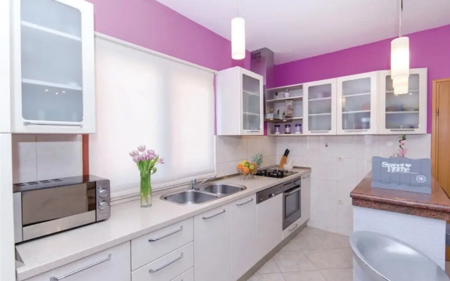 Awesome Home in Solin with WiFi, 8 Bedrooms & Hot Tub