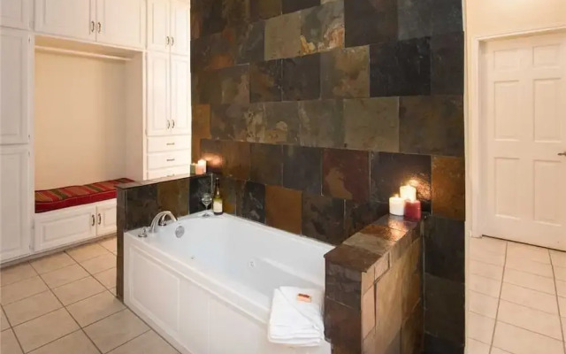 Blue Bear Retreat - Eight Bedroom Cabin