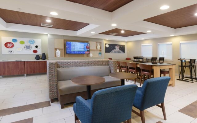 Holiday Inn Express Hotel & Suites MAGNOLIA-LAKE COLUMBIA