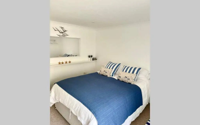 Luna Beach - Luxury Carbis Bay Apartment + Parking