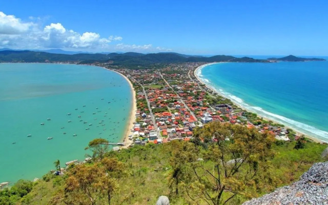 Lindo apartamento na praia de Mariscal Pé na areia