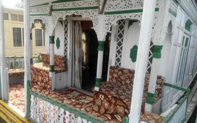 New Retreet Group of Houseboats