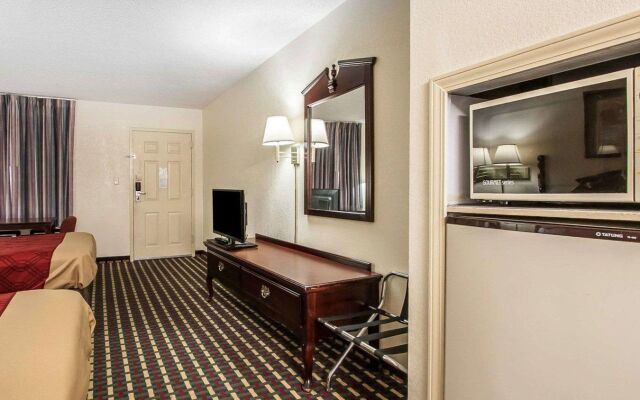 Econo Lodge Inn & Suites