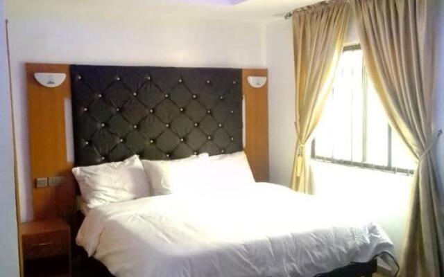 4 bedroom detached bungalow short let